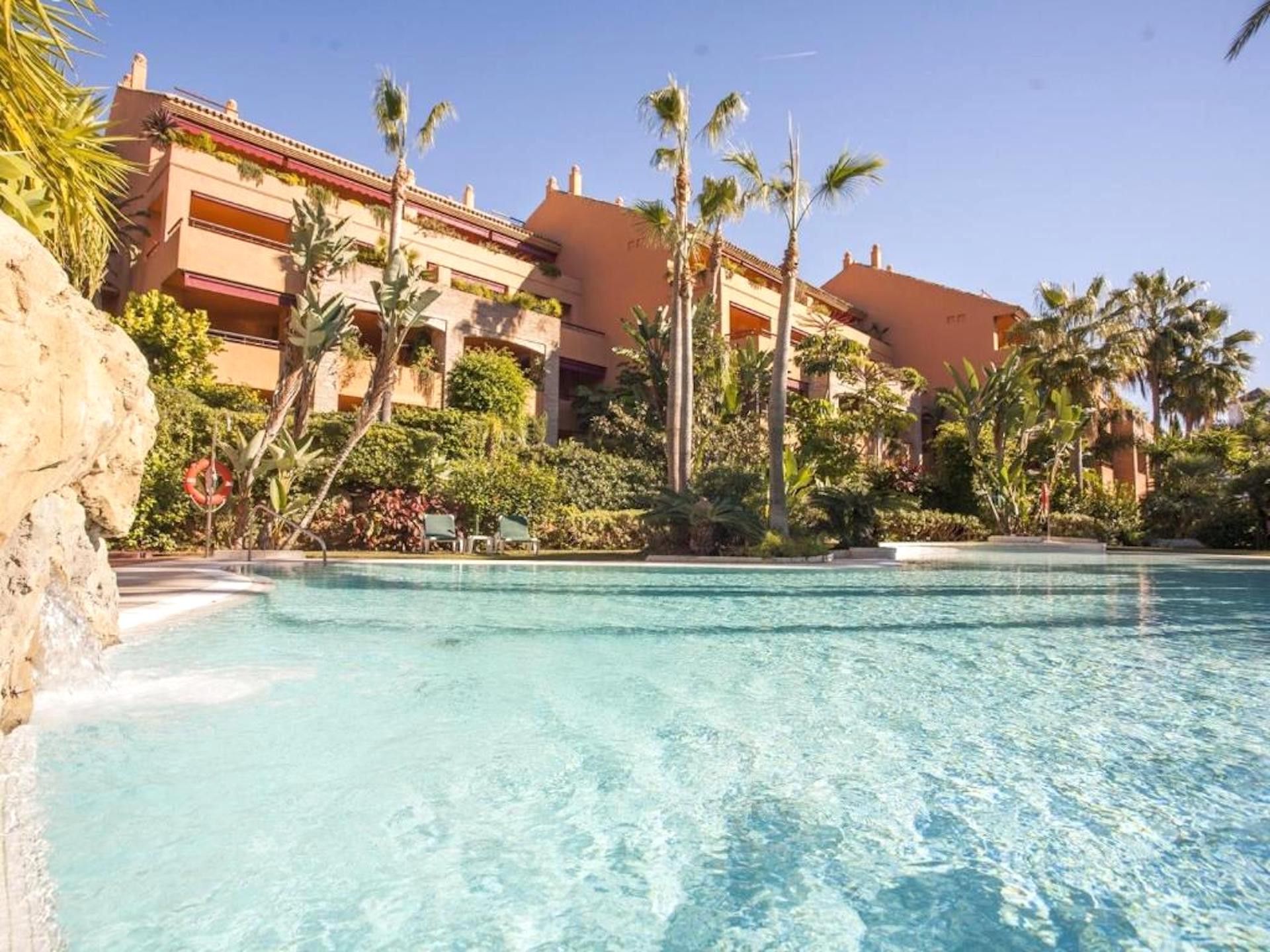 Vista exterior de Apartament de lloguer en Marbella amb Aire condicionat, Terrassa i Piscina