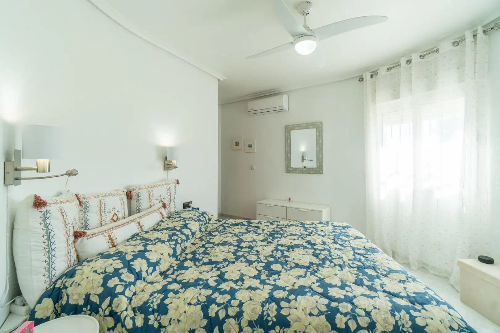 Dormitori de Casa o xalet en venda en Orihuela amb Aire condicionat, Jardí privat i Terrassa