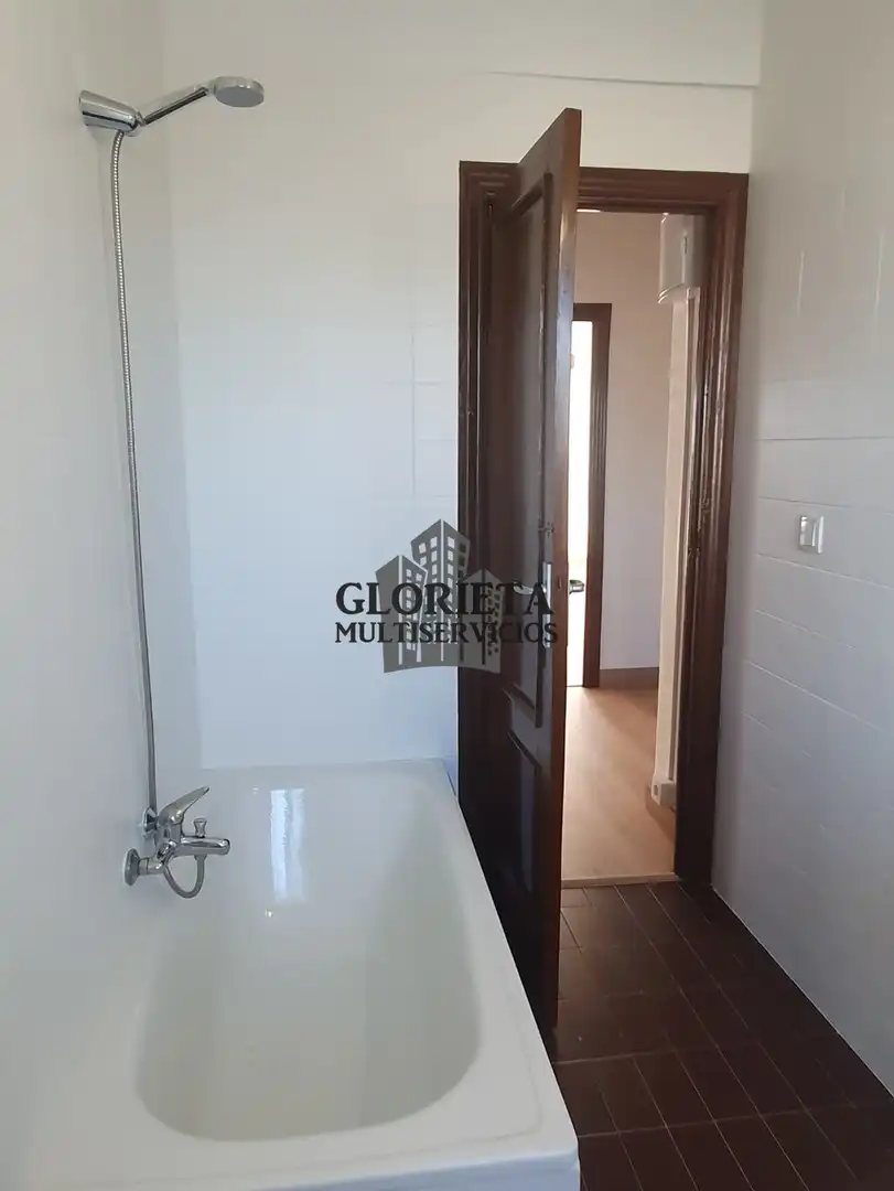 Baño de Piso en venta en Vigo  con Calefacción, Terraza y Trastero