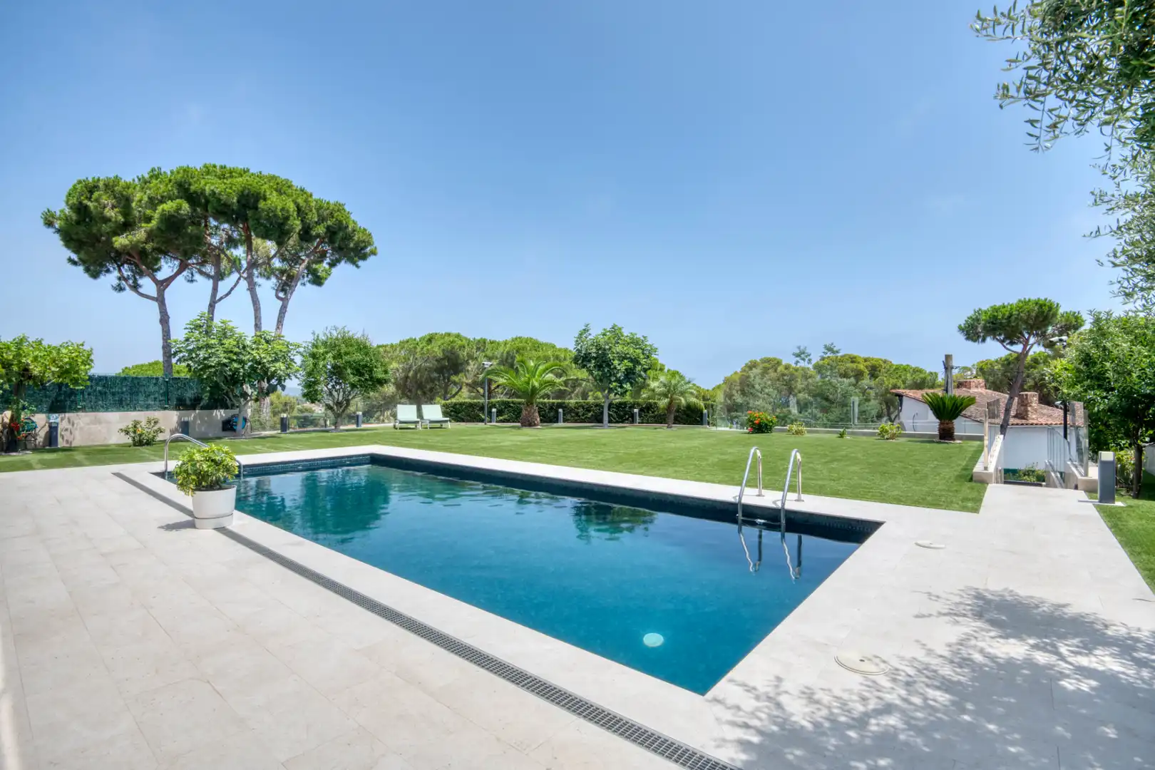 Chalet con piscina en venta en Carrer Cadí, imagen 3