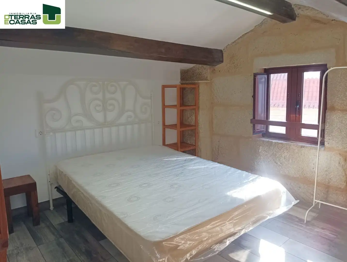 Habitación de Ático para compartir en Pontevedra Capital  con Calefacción, Terraza y Amueblado