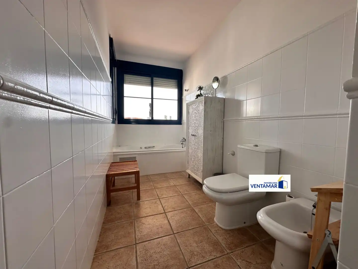 Badezimmer von Erdgeschoss zum Verkauf in La Alcaidesa mit Klimaanlage, Heizung und Privatgarten