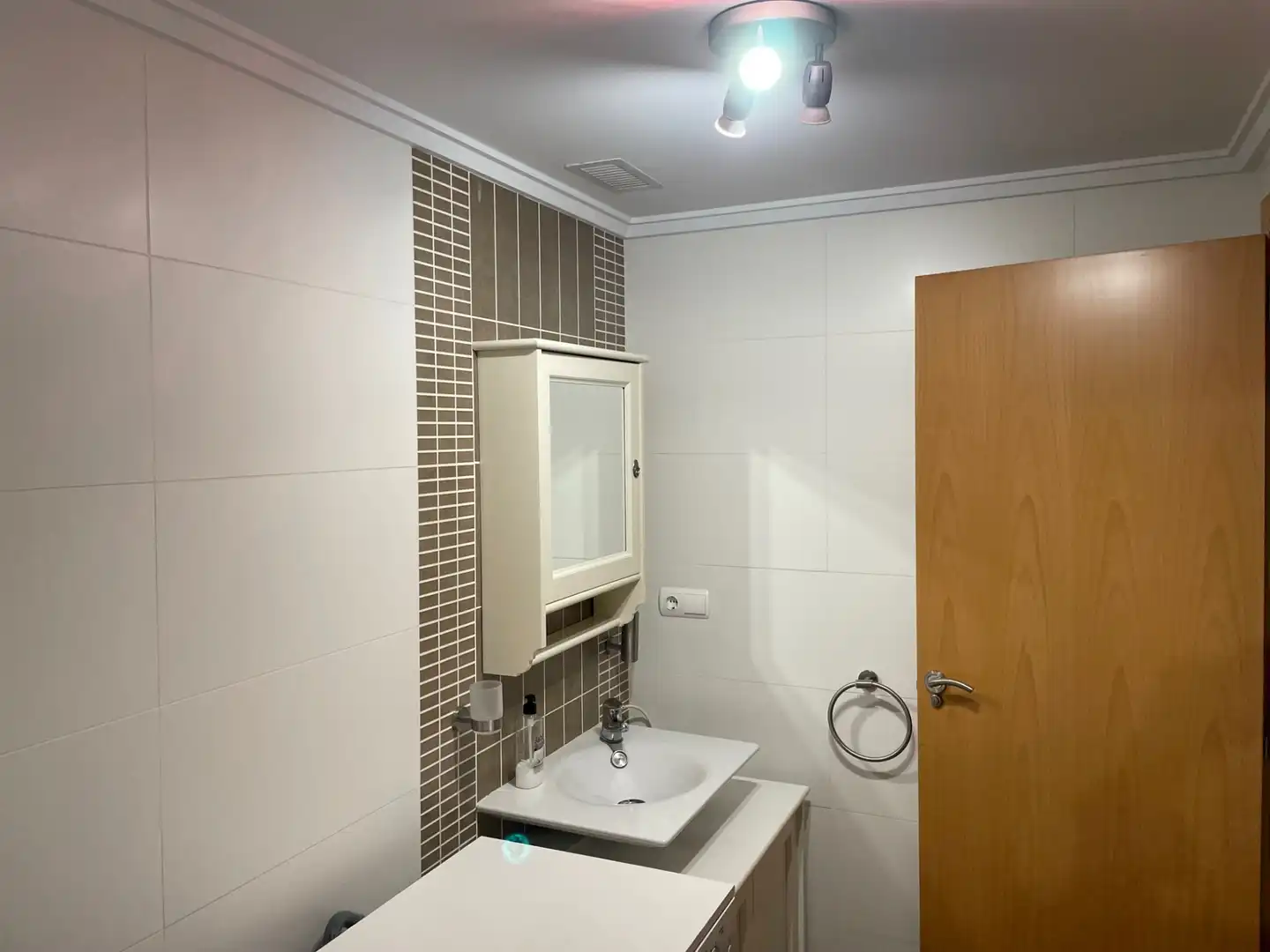 Badezimmer von Wohnungen zur Miete in Oliva mit Klimaanlage, Terrasse und Möbliert
