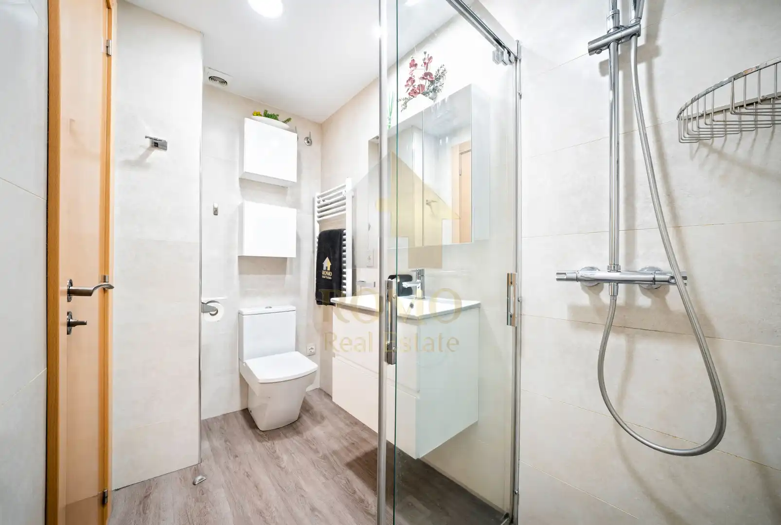 Bathroom of Flat for sale in Santa Perpètua de Mogoda  with Air Conditioner, Heating and Parquet flooring