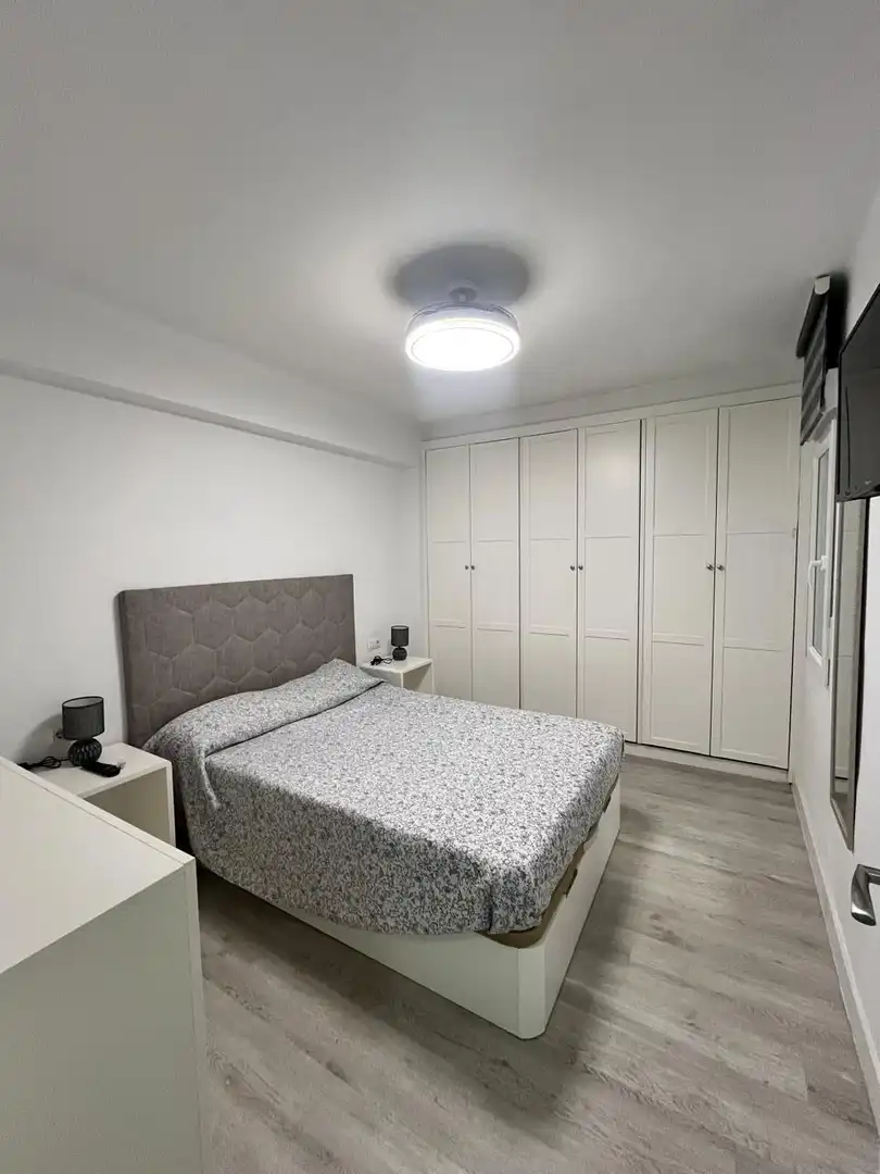 Dormitori de Pis de lloguer en Plasencia amb Aire condicionat, Terrassa i Moblat