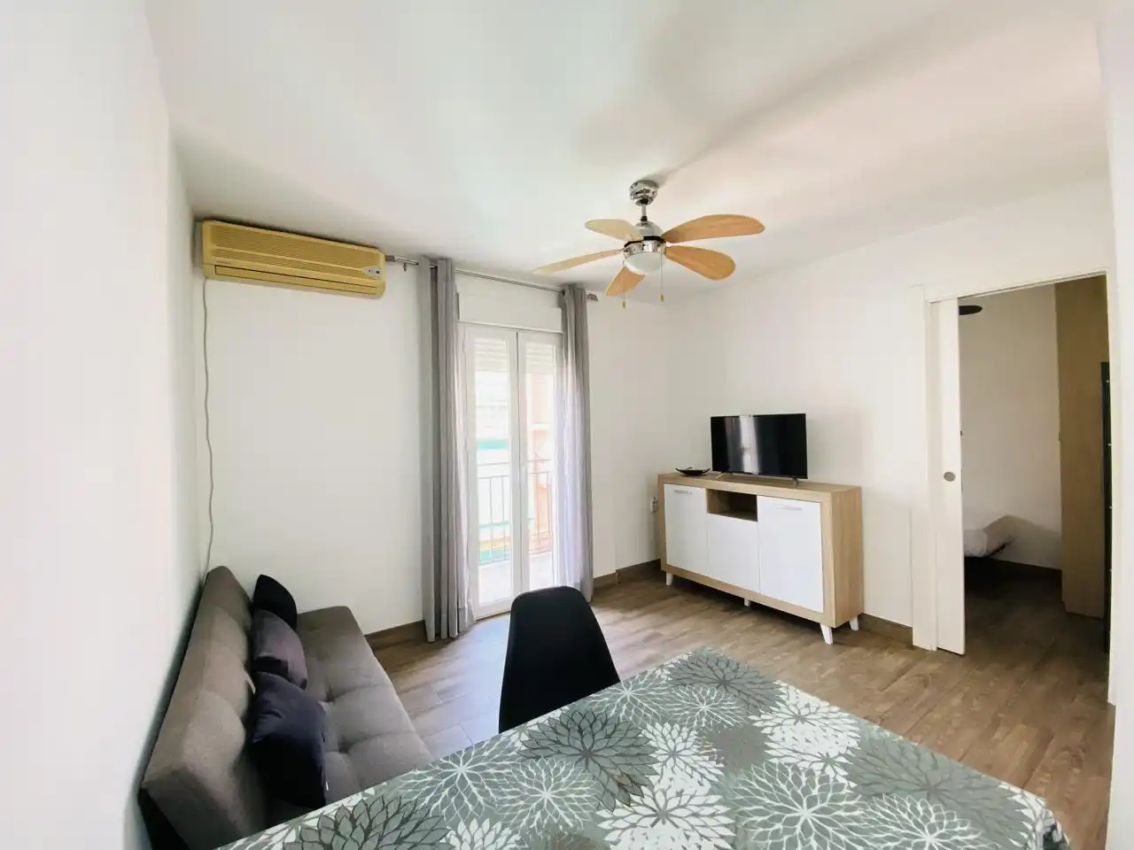 Bedroom of Flat for rent in Granada  with Air Conditioner, Furnished and Balcony
