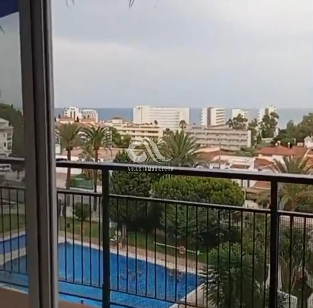 Vista exterior de Pis en venda en Benalmádena amb Piscina comunitària