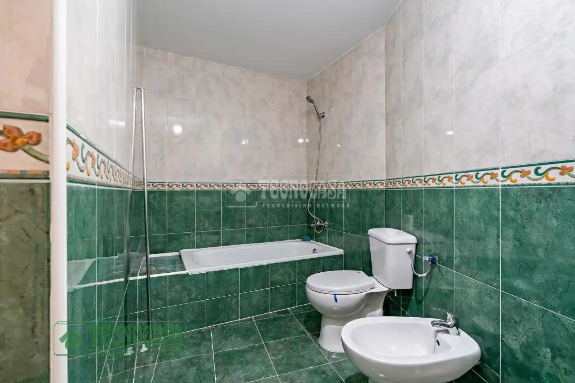 Baño de Piso en venta en Roquetas de Mar con Aire acondicionado, Terraza y Amueblado