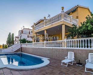 Vista exterior de Casa o xalet en venda en Rincón de la Victoria amb Aire condicionat, Terrassa i Piscina