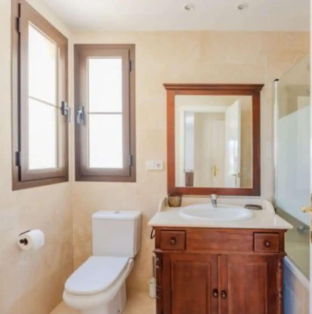 Badezimmer von Maisonette zur Miete in Benahavís mit Klimaanlage, Heizung und Terrasse