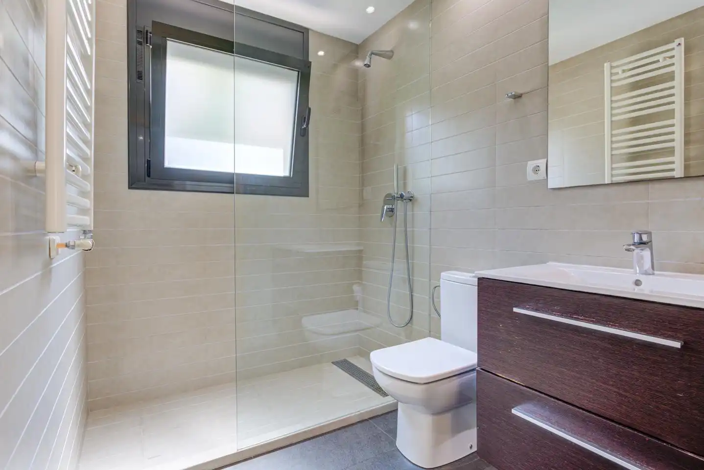 Badezimmer von Haus oder Chalet zum Verkauf in Castelldefels mit Klimaanlage, Heizung und Privatgarten