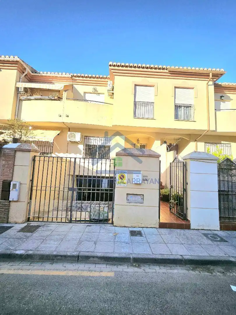 Vista exterior de Casa o chalet en venta en Ogíjares con Aire acondicionado y Balcón