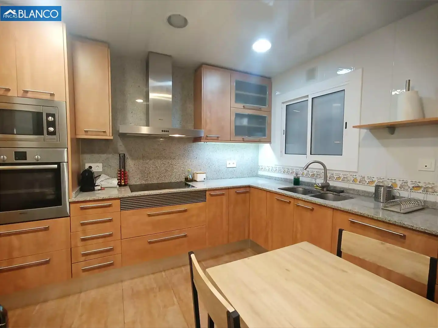 Cocina de Piso en venta en L'Hospitalet de Llobregat con Aire acondicionado, Calefacción y Jardín privado