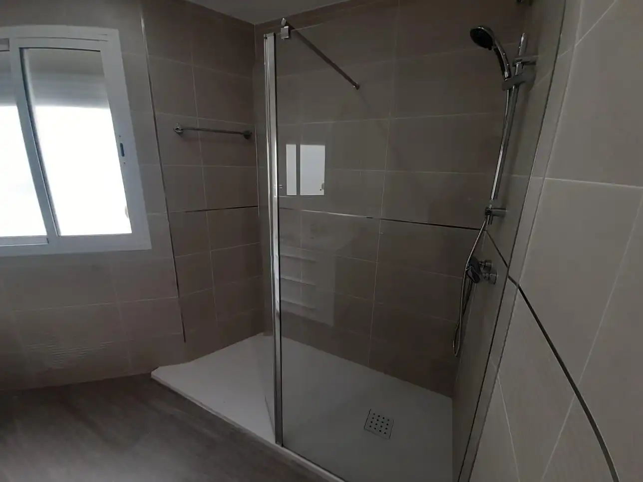 Baño de Ático en venta en Dos Hermanas con Aire acondicionado, Terraza y Alarma