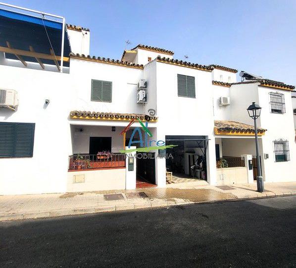 Foto 1 de Casa adosada en venta en Gines, Sevilla