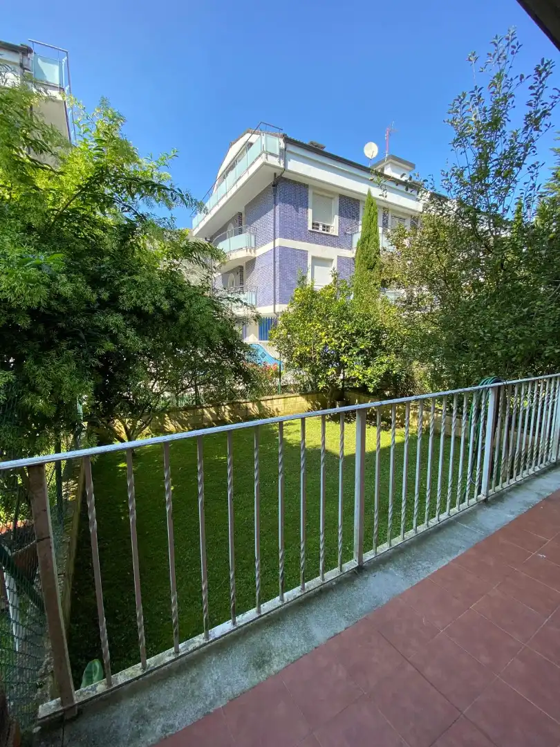Außenansicht von Einfamilien-Reihenhaus zum Verkauf in Castro-Urdiales mit Heizung, Privatgarten und Parkett