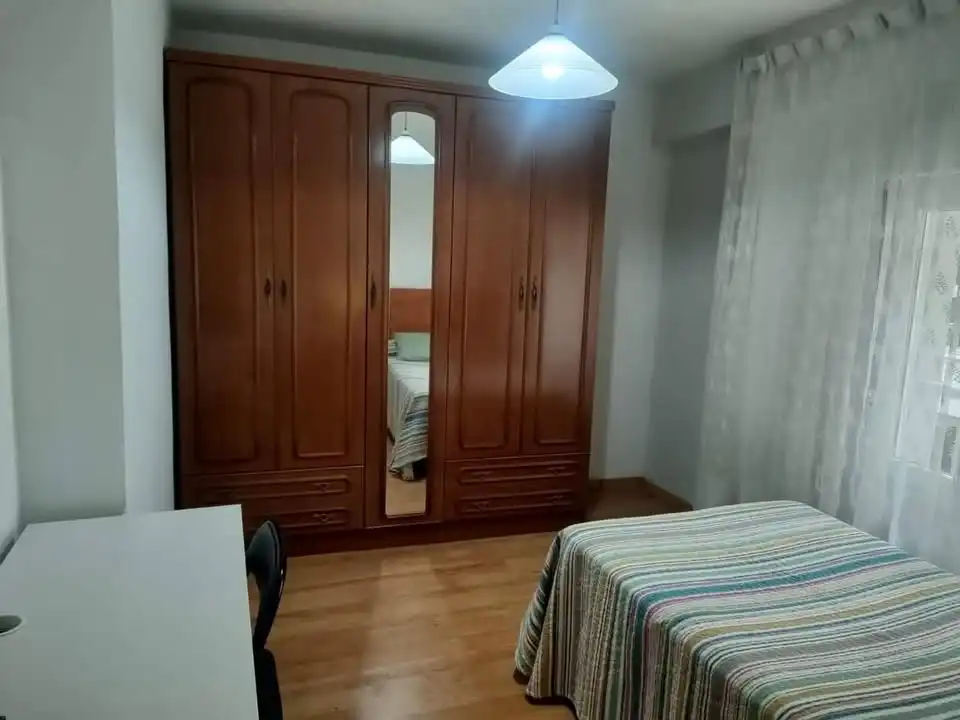 Dormitori de Pis de lloguer en Gijón  amb Calefacció, Parquet i Moblat