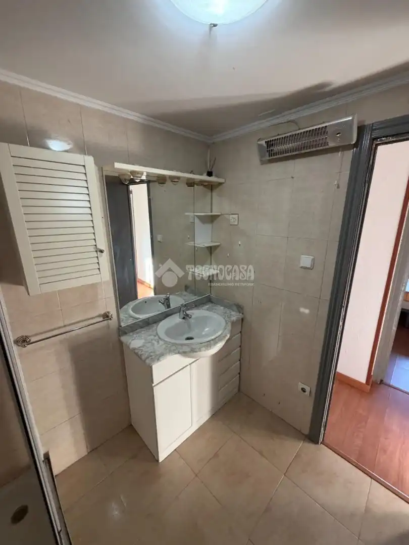 Bathroom of Flat for sale in Madrid  with Air Conditioner, Heating and Terrace