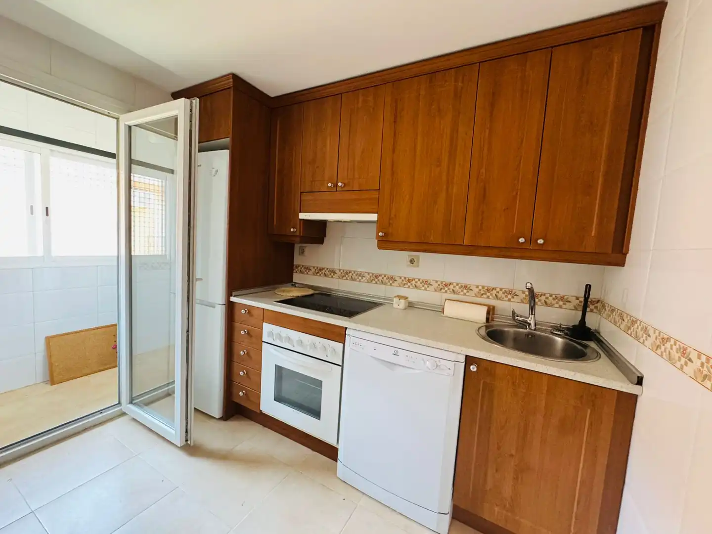 Kitchen of Duplexes for rent in Sevilla la Nueva  with Air Conditioner, Heating and Storage room
