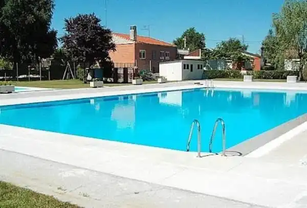 Piscina de Casa o xalet en venda en Cistérniga amb Aire condicionat, Calefacció i Jardí privat
