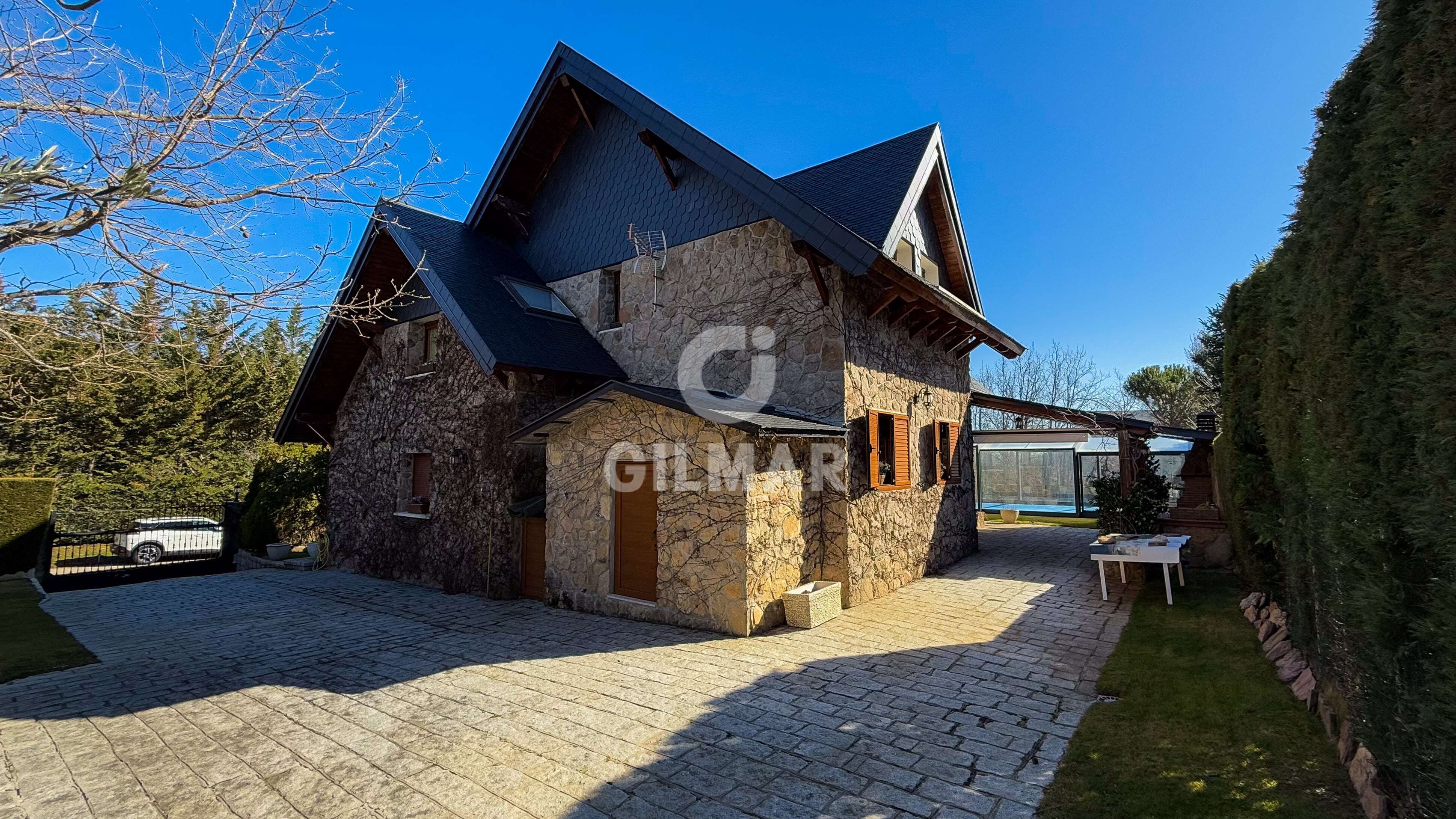 Vista exterior de Casa o xalet en venda en Navacerrada amb Calefacció, Jardí privat i Piscina