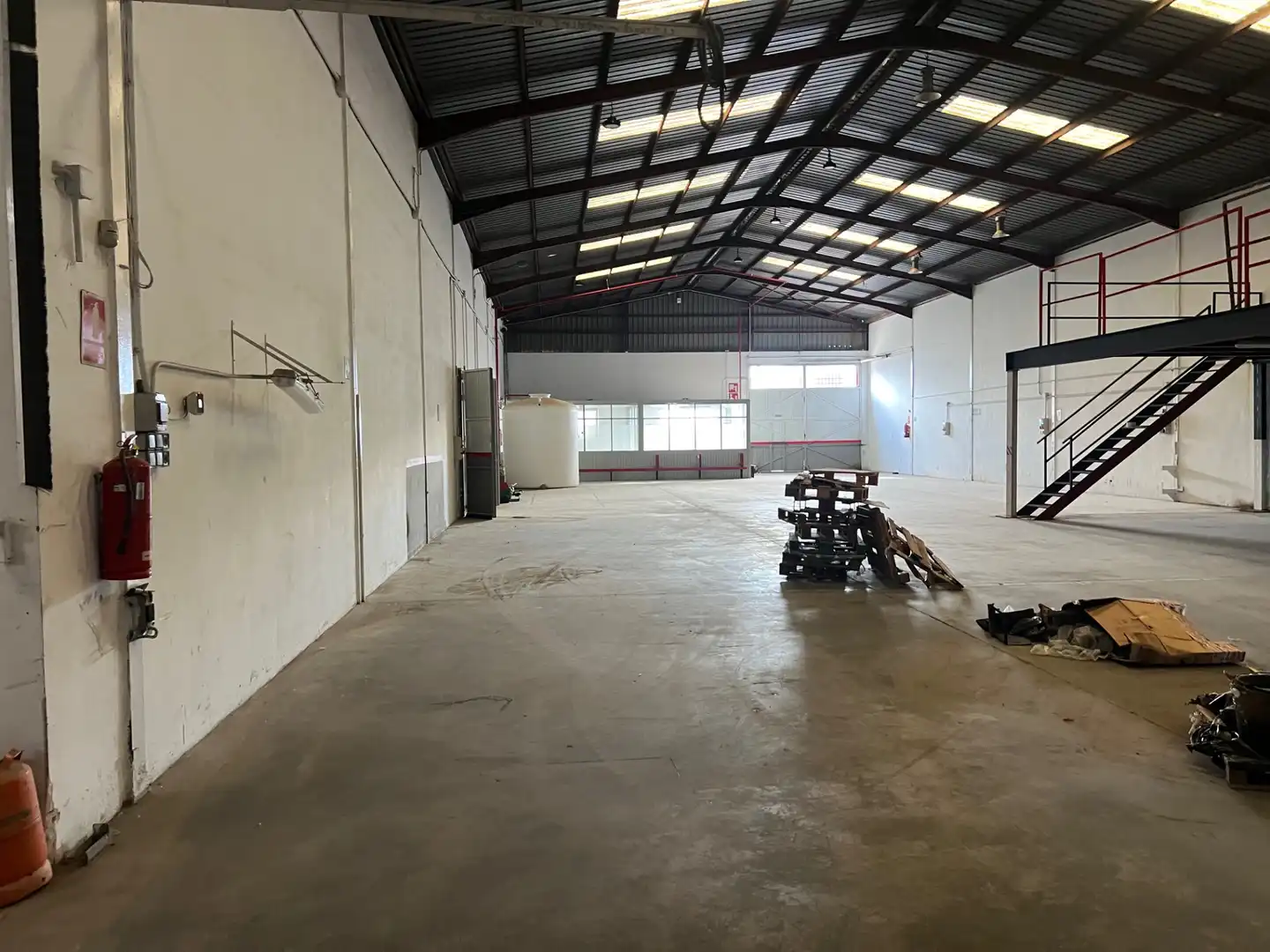 Nau industrial de lloguer en Quart de Poblet amb Alarma