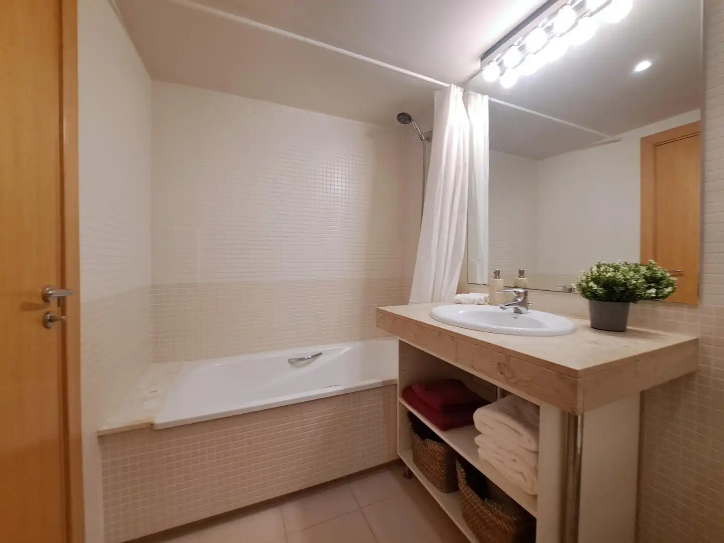 Badezimmer von Wohnungen zur Miete in Girona mit Klimaanlage, Heizung und Abstellraum