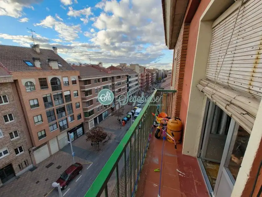 Vista exterior de Piso en venta en Segovia con Calefacción, Parquet y Trastero