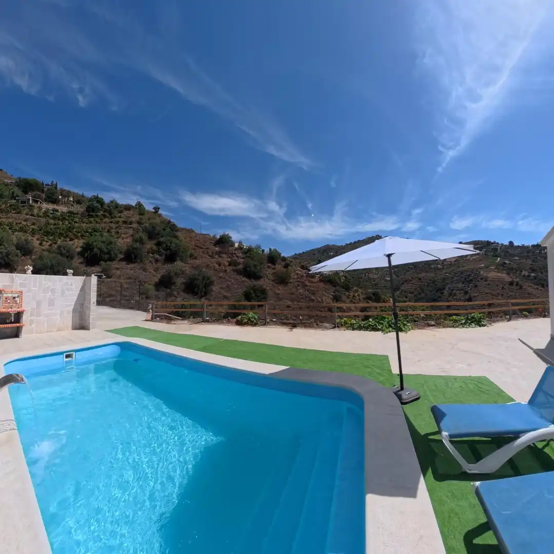 Schwimmbecken von Country house zur Miete in Sayalonga mit Privatgarten, Terrasse und Schwimmbad