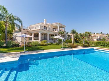 Chalet con piscina en venta en Los Flamingos