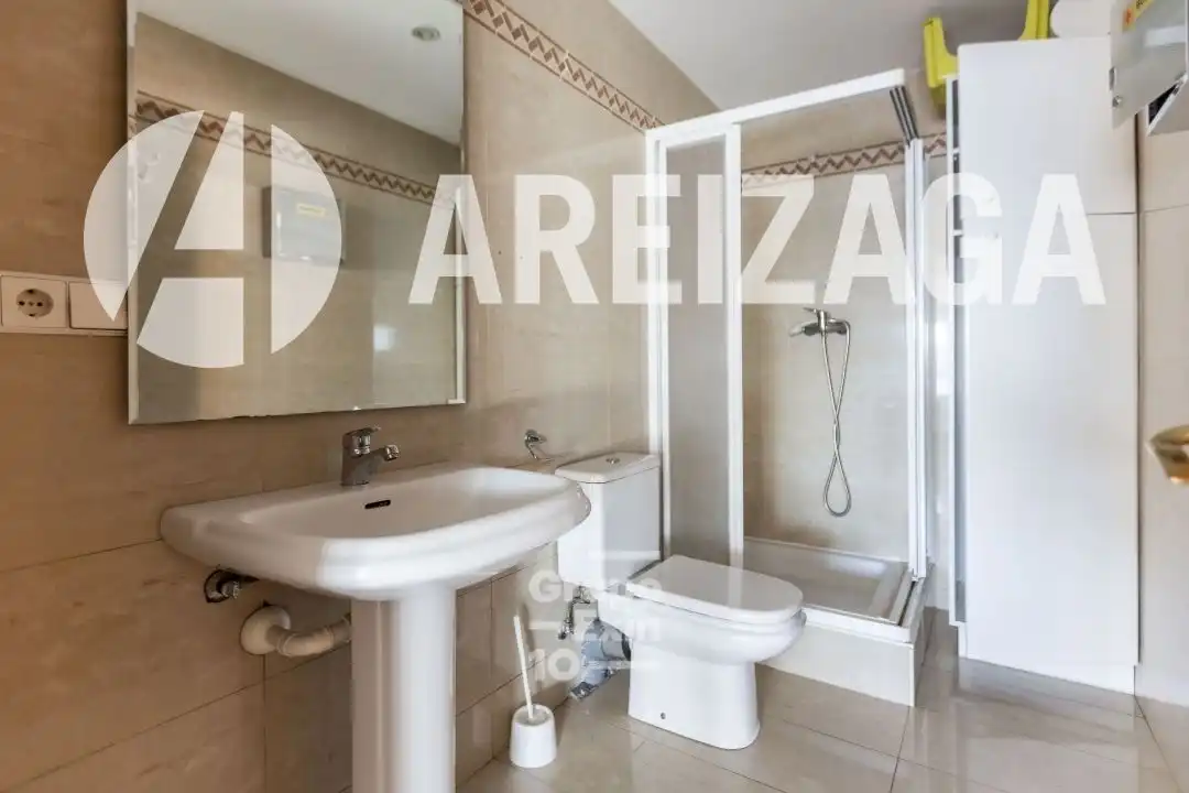 Badezimmer von Büro zum Verkauf in Donostia - San Sebastián  mit Klimaanlage, Heizung und Abstellraum