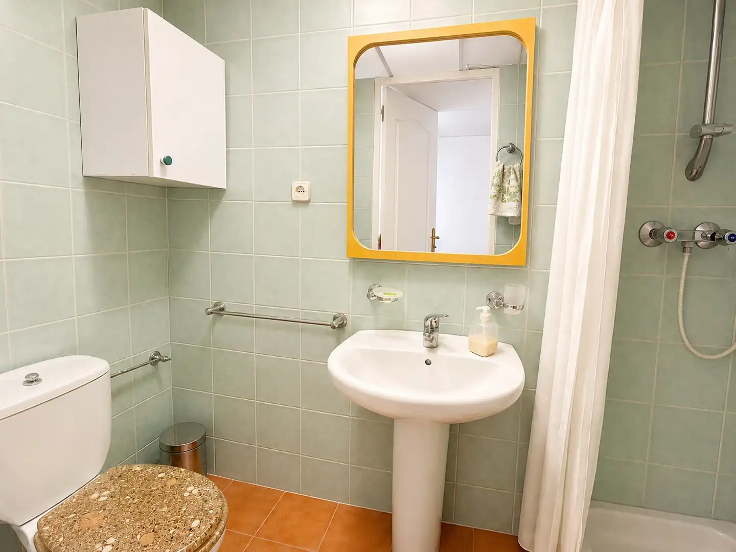 Bathroom of Houses for sale in L'Escala  with Terrace, Furnished and Oven