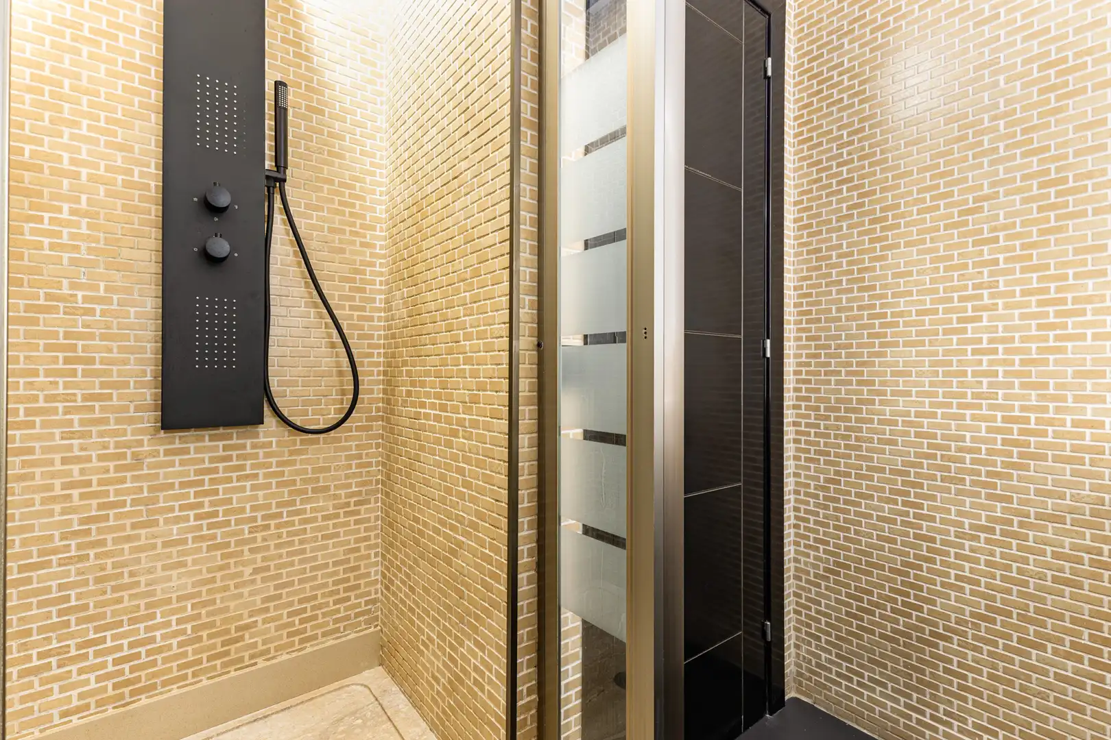 Badezimmer von Wohnung zum Verkauf in Barcelona mit Klimaanlage, Heizung und Parkett