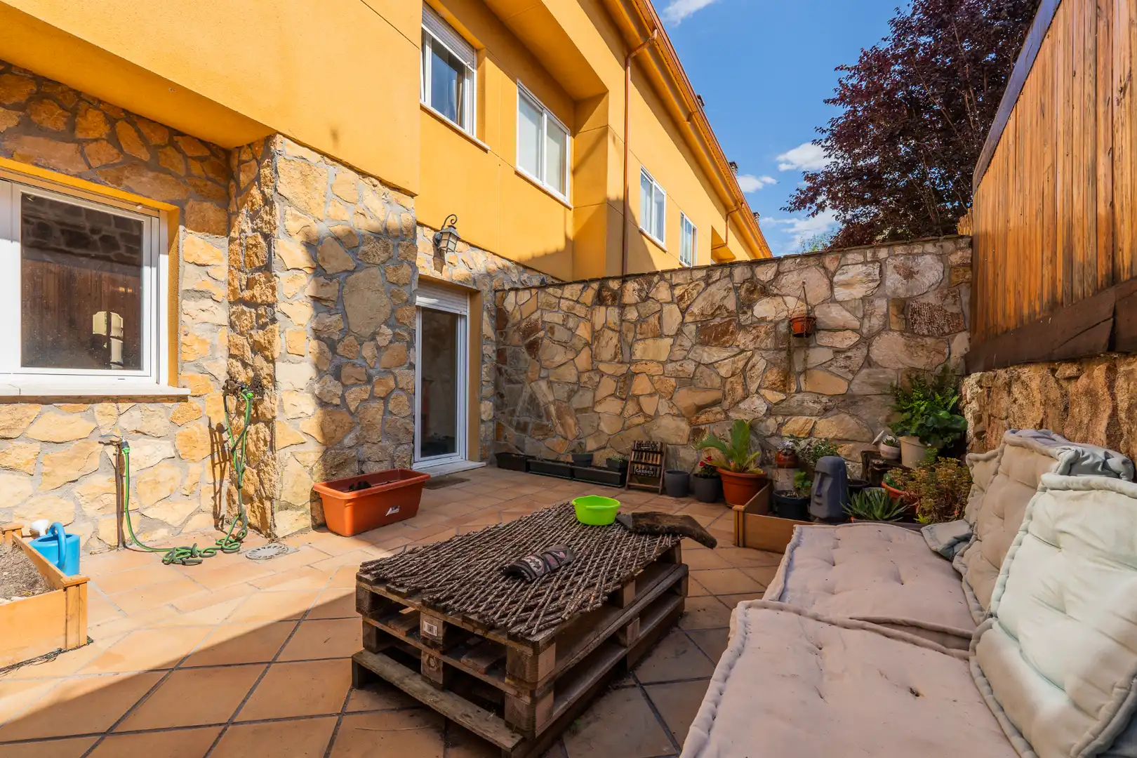 Terrassa de Casa adosada en venda en Navalafuente amb Calefacció, Jardí privat i Jacuzzi
