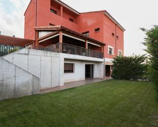 Vista exterior de Casa adosada en venda en Valdorros amb Terrassa