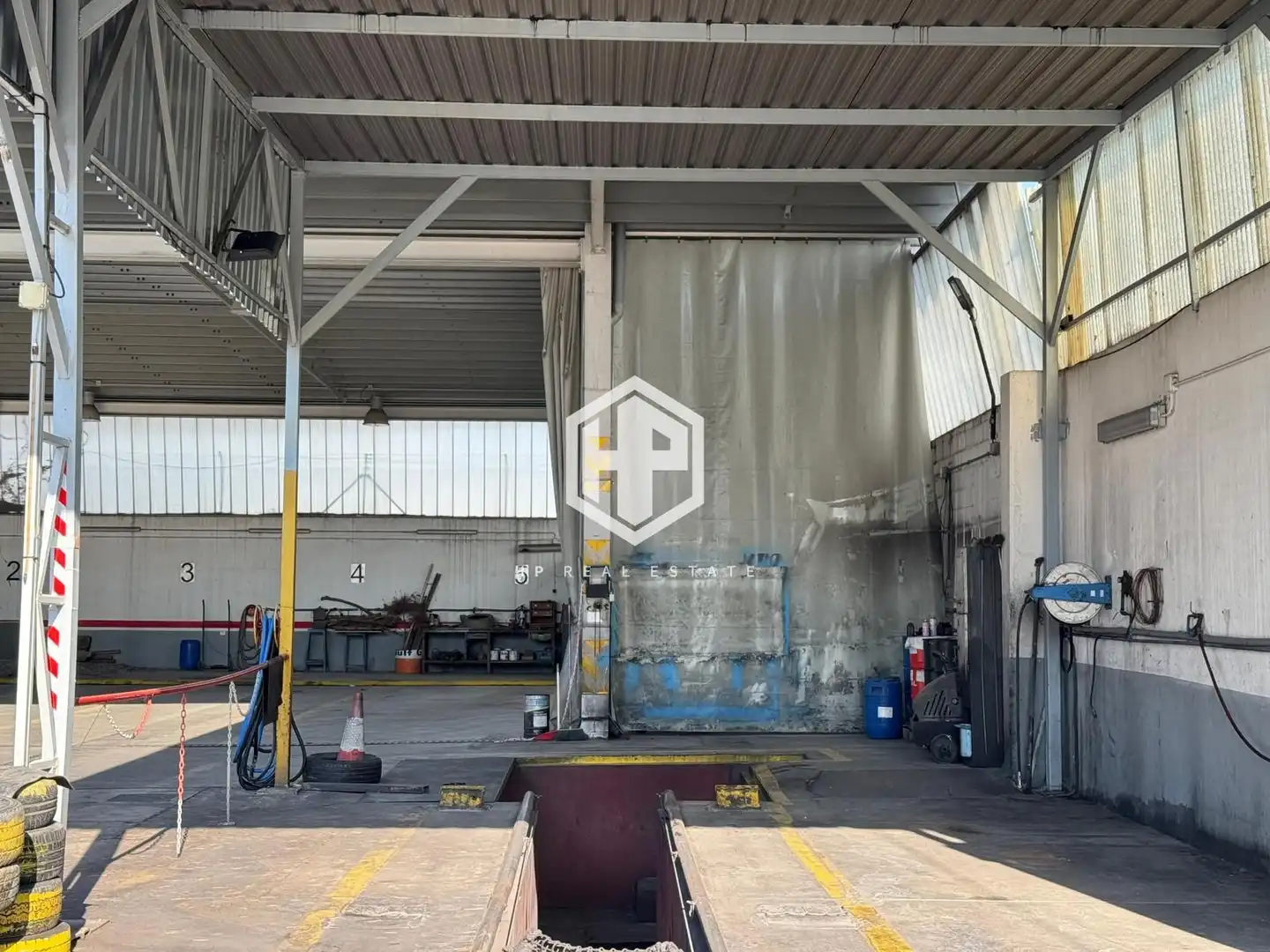 Vista exterior de Nau industrial de lloguer en Madrid amb Calefacció i Alarma