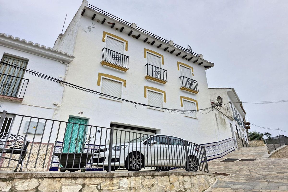 Vista exterior de Casa adosada en venda en Guaro amb Aire condicionat, Jardí privat i Terrassa