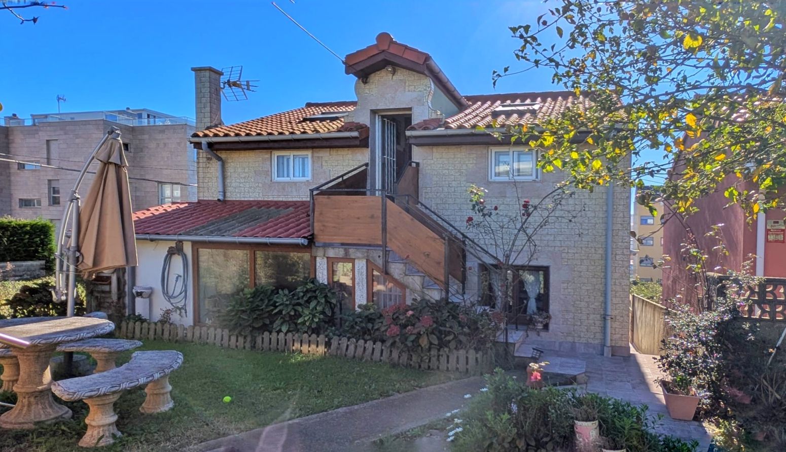 Vista exterior de Casa o xalet en venda en Santander amb Calefacció i Jardí privat