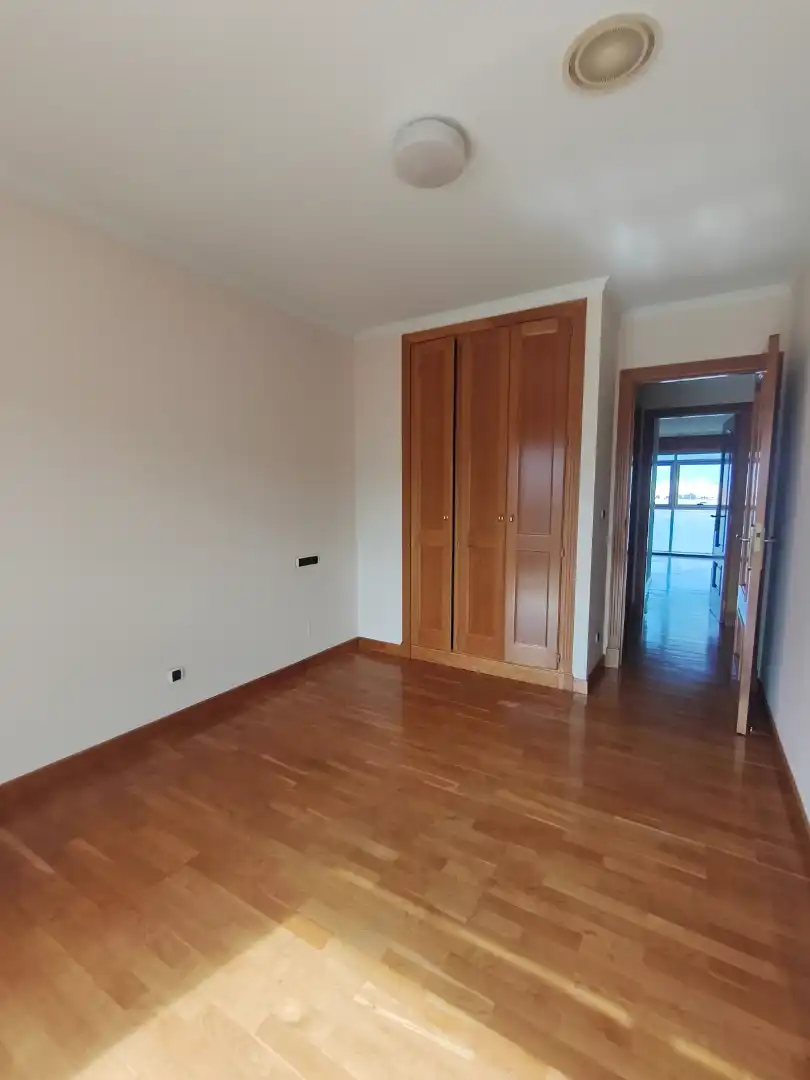 Schlafzimmer von Wohnung zur Miete in A Coruña Capital  mit Heizung, Parkett und Ofen