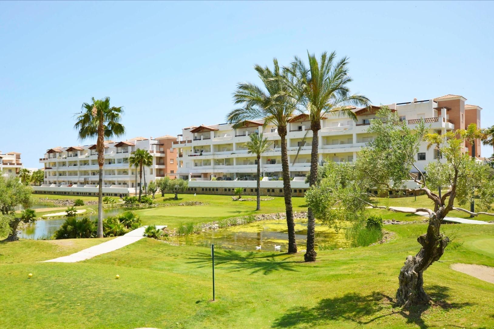 Vista exterior de Pis en venda en Benalmádena amb Aire condicionat, Calefacció i Jardí privat