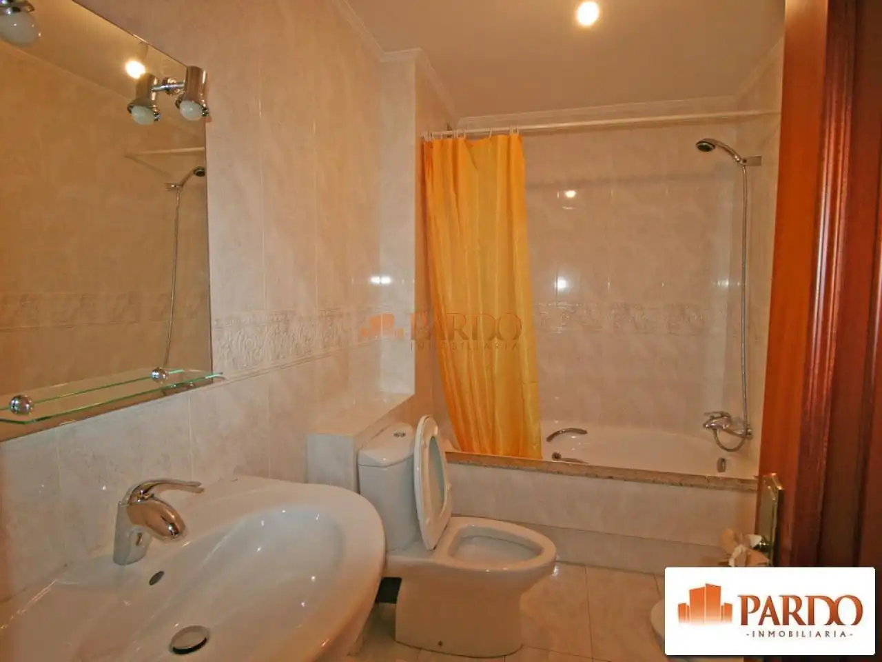 Badezimmer von Wohnung zur Miete in Ferrol mit Heizung und Abstellraum