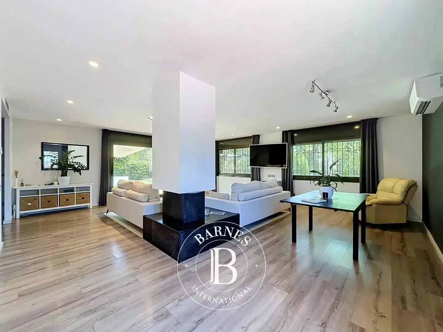 Sala d'estar de Casa o xalet en venda en Cerdanyola del Vallès amb Aire condicionat, Calefacció i Jardí privat