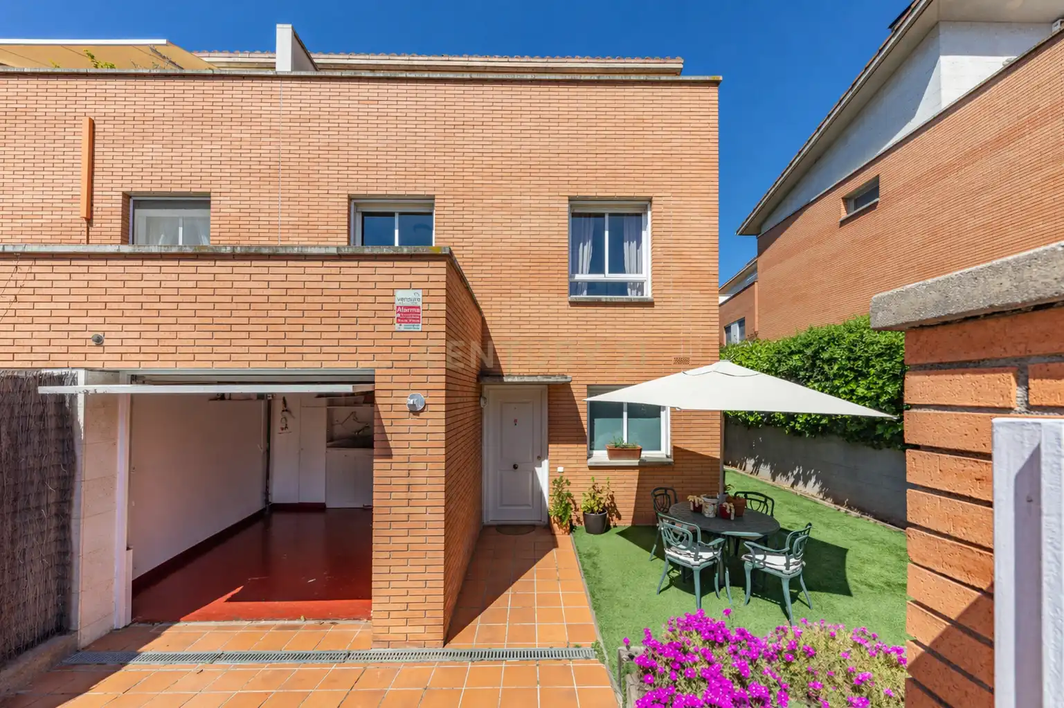 Vista exterior de Casa adosada en venda en Sant Cugat del Vallès