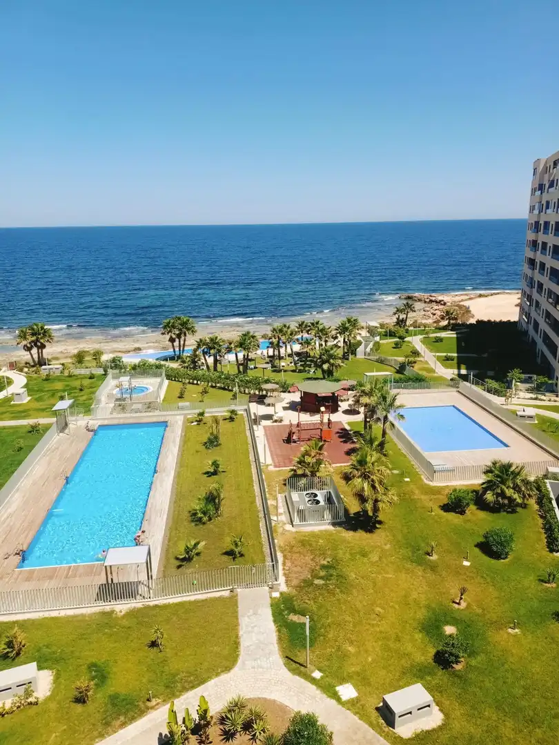 Schwimmbecken von Wohnungen zur Miete in Torrevieja mit Klimaanlage, Privatgarten und Terrasse