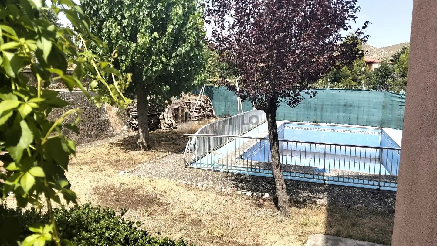 Piscina de Casa o xalet en venda en Utrillas amb Calefacció, Jardí privat i Terrassa