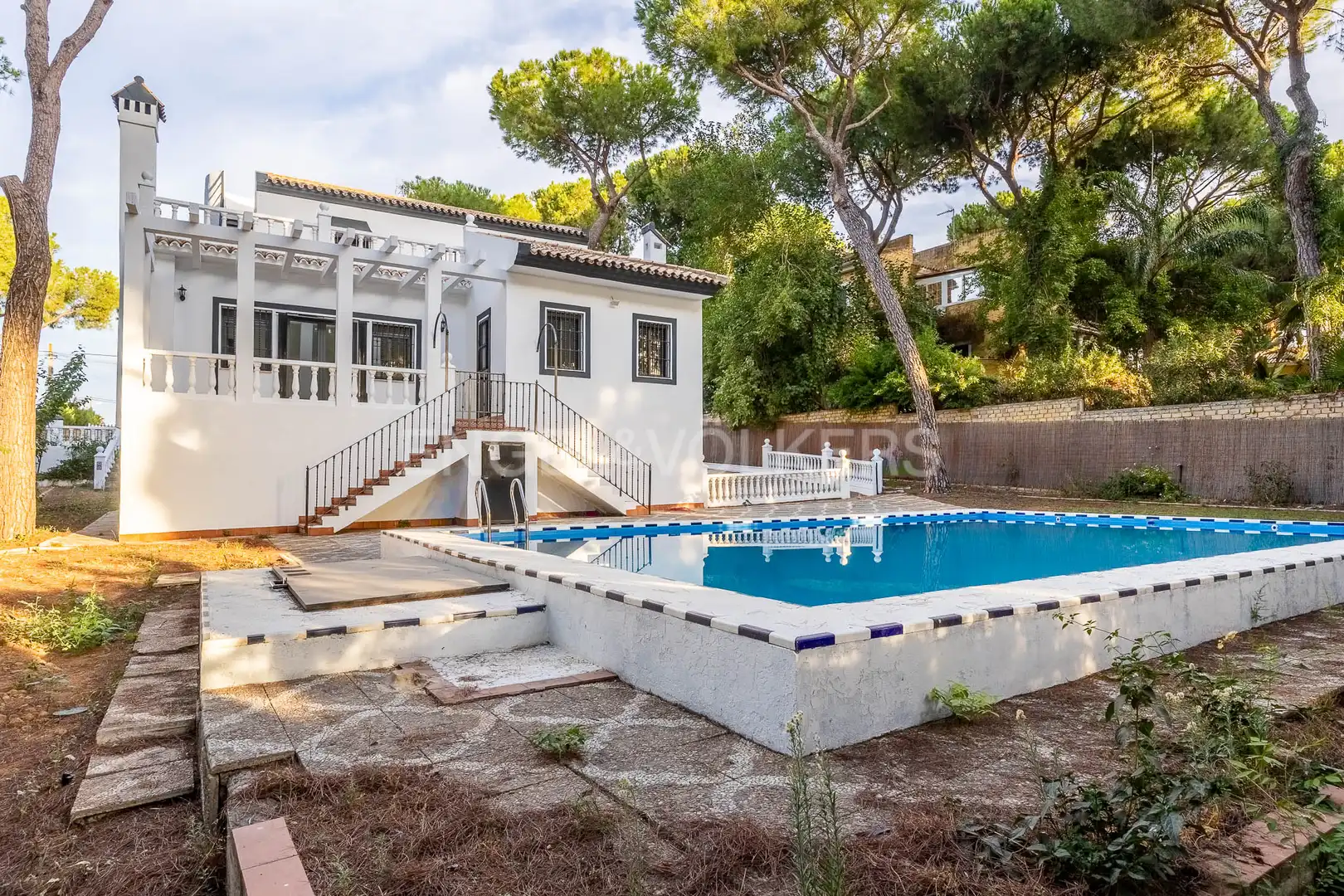 Vista exterior de Casa o xalet en venda en Alcalá de Guadaira amb Calefacció, Jardí privat i Terrassa