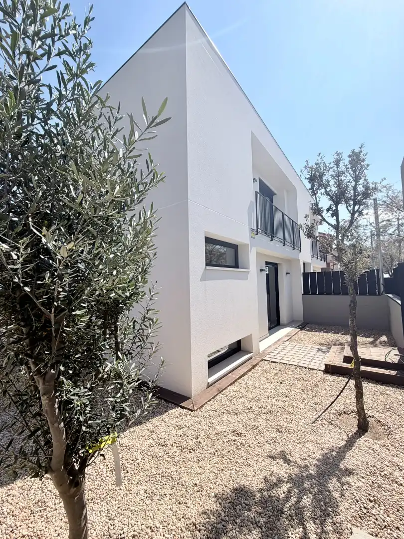 Vista exterior de Casa adosada de lloguer en Alella amb Aire condicionat, Calefacció i Jardí privat