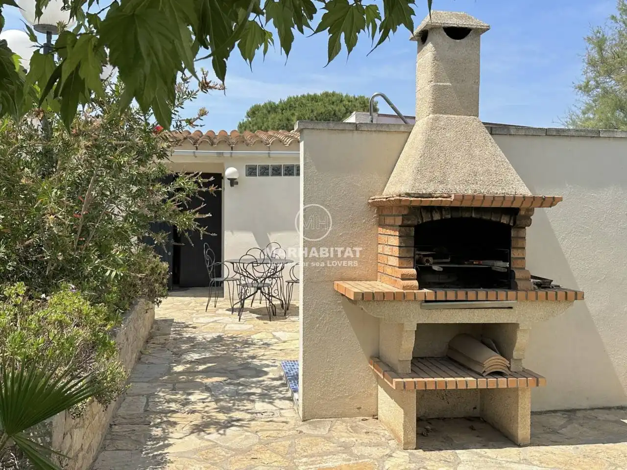 Vista exterior de Casa o xalet en venda en L'Escala amb Aire condicionat, Jardí privat i Terrassa