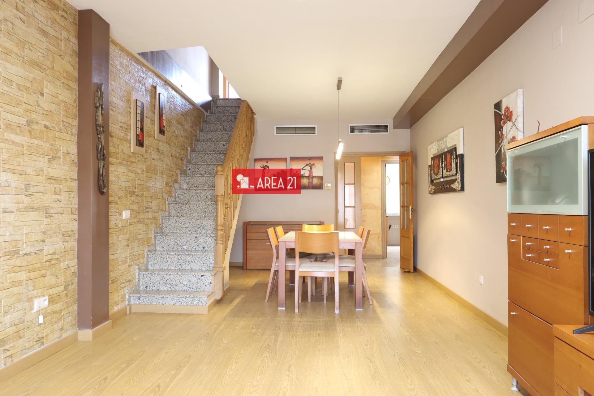 Ático en venta en La Pobla de Vallbona con Aire acondicionado, Terraza y Trastero
