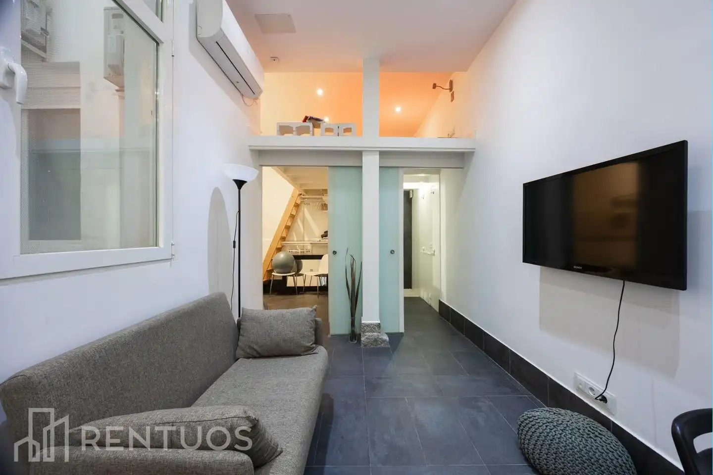 Sala d'estar de Dúplex de lloguer en Madrid amb Aire condicionat i Moblat